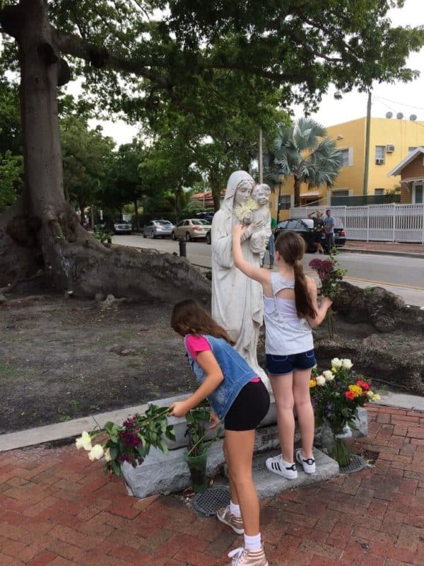 Children at La Milagrosa and Ceiba in Cuban Memorial Park